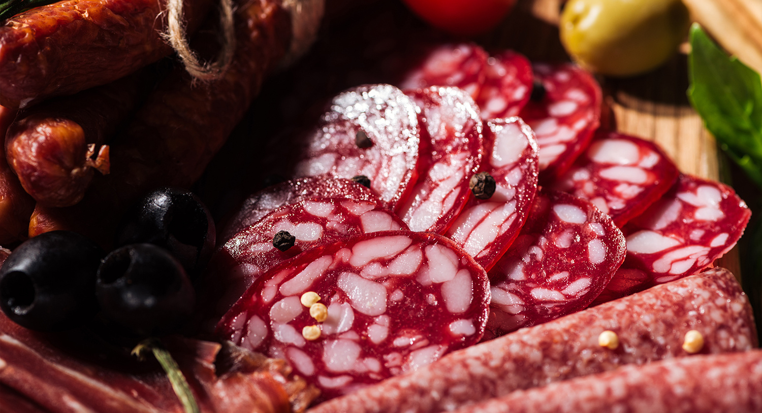 salami-pokrojone-mięso-kiełbasa-wędliny