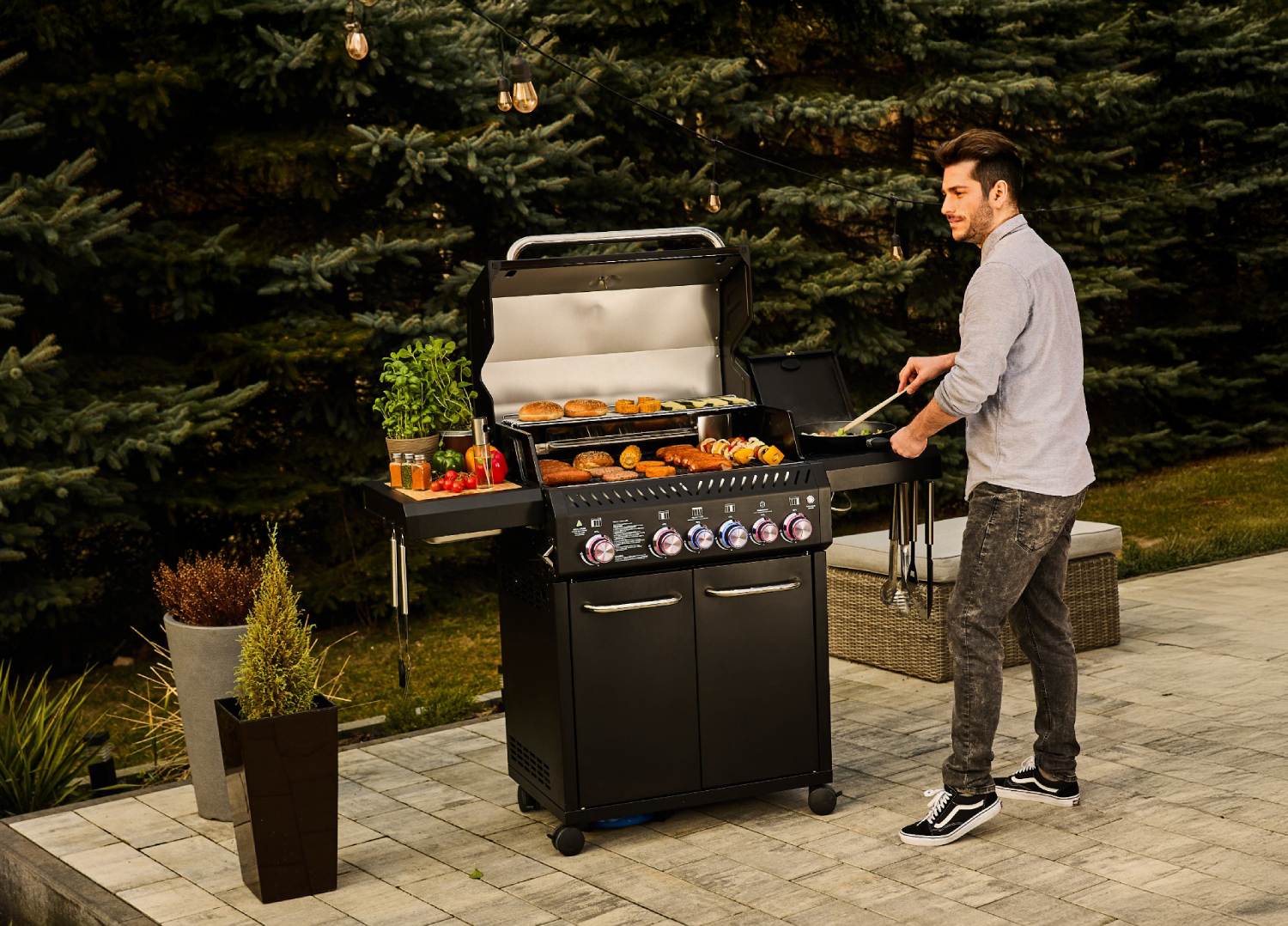 mieso-szaszlyki-pomidory-warzywa-grill-gazowy