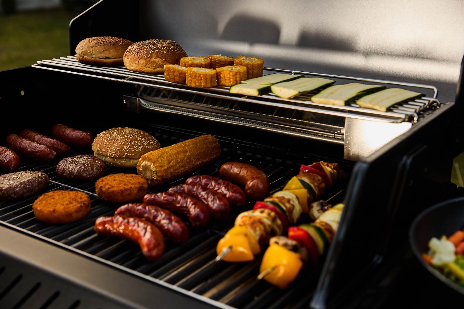 mieso-szaszlyki-pomidory-warzywa-grill-gazowy