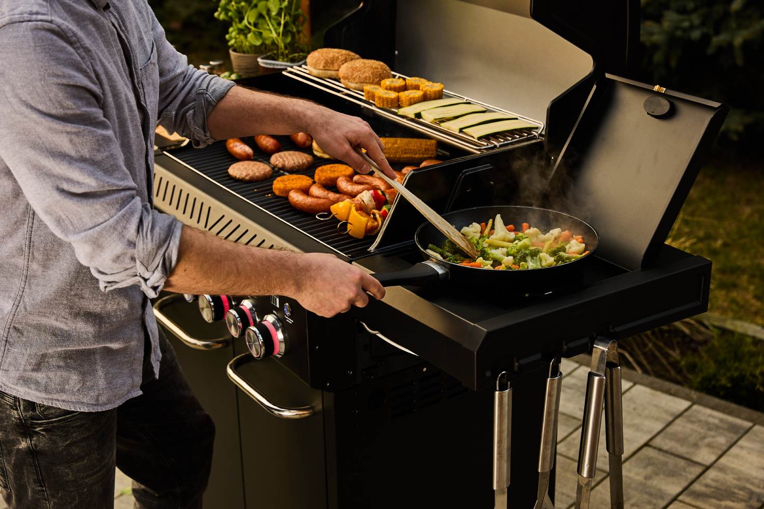 mieso-szaszlyki-pomidory-warzywa-grill-gazowy