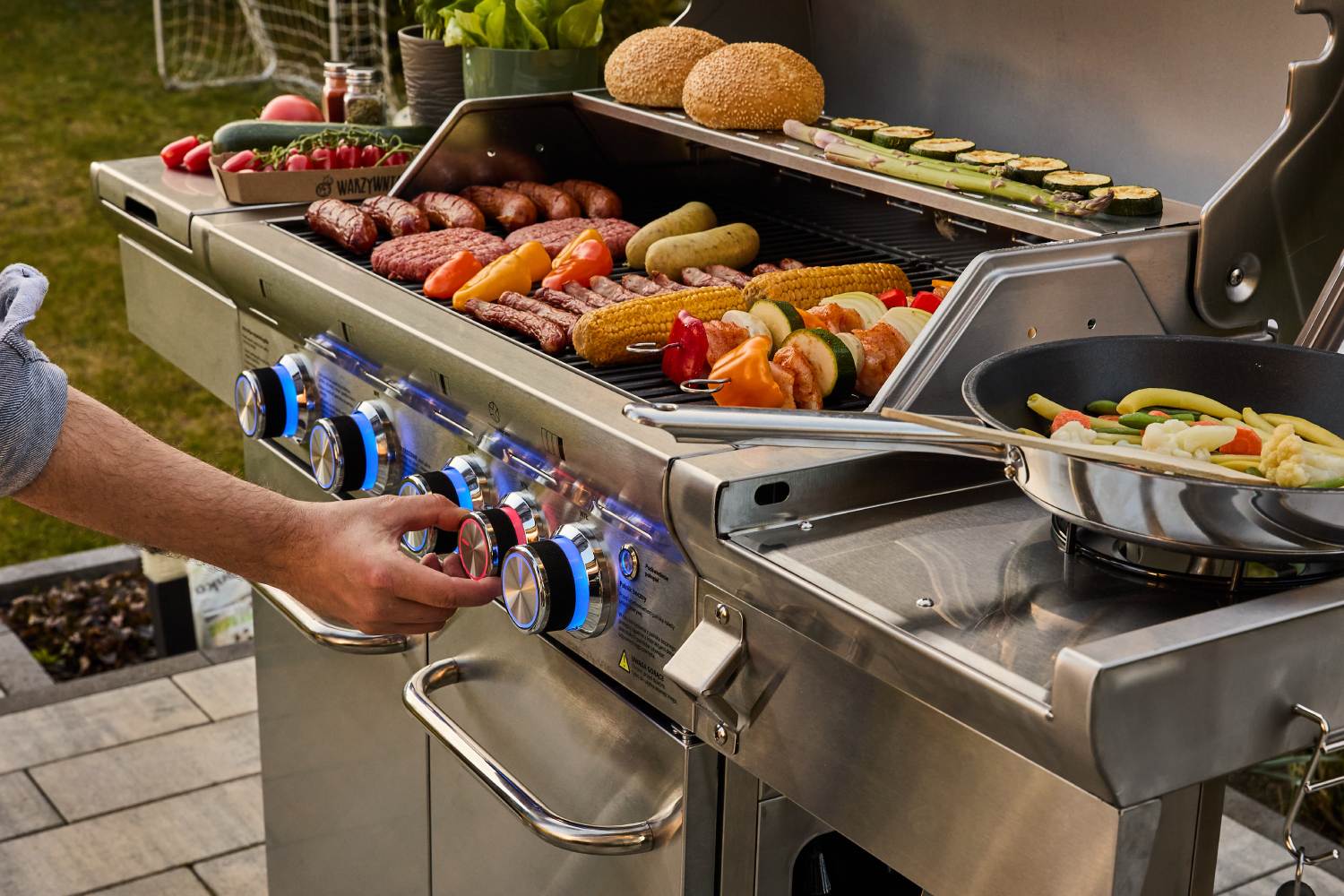 ciśnieniowy-ekspres-do-kawy-czarny-yoer-breve-kawa-przygotowywanie-kawy-gorąca-kawa-czas-na-kawę-pączki-słodkości