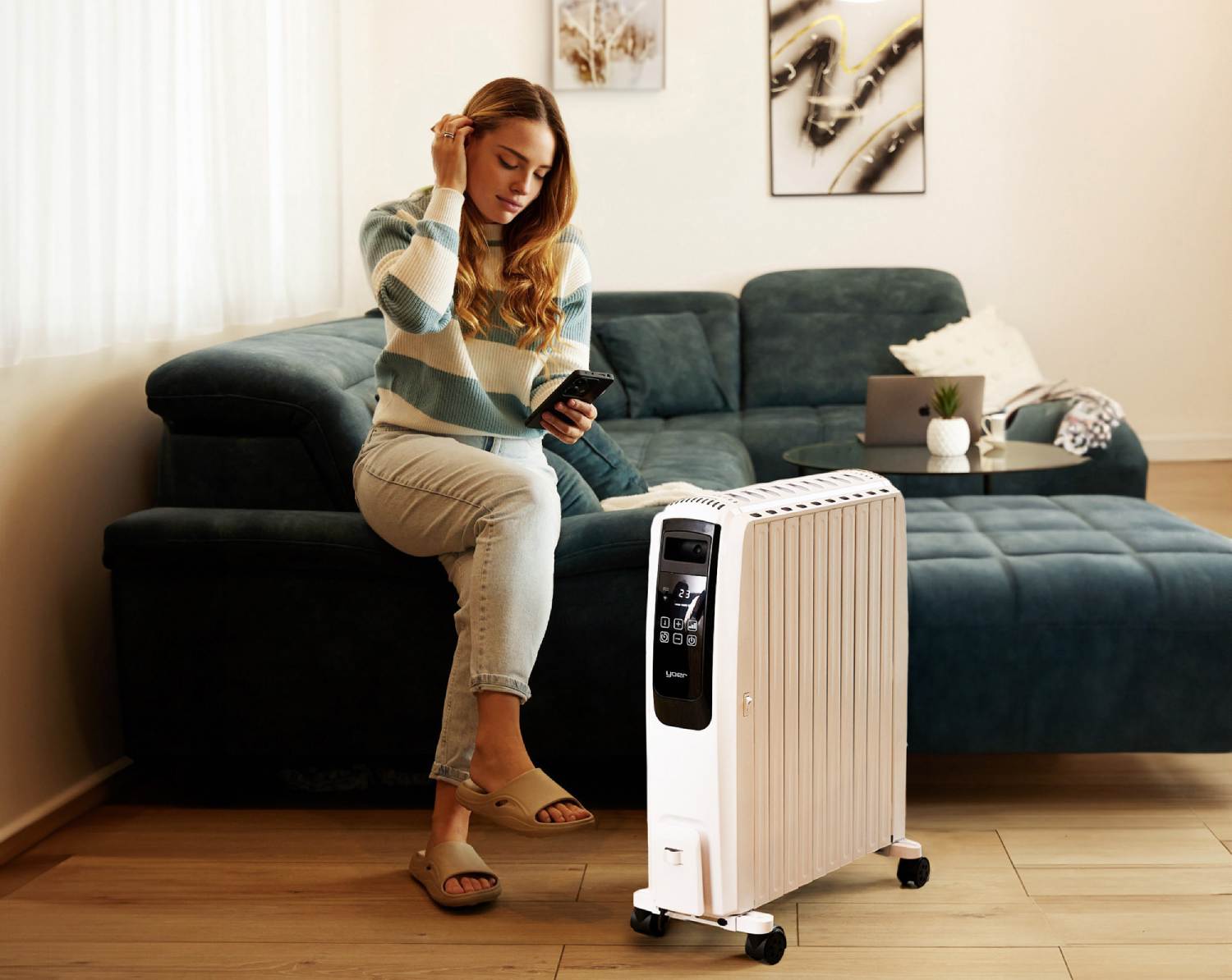 grzejnik-olejowy-pani-ogrzewa-dłonie-zimno-jesień-zima-ogrzewanie-elektryczne-grzejnik-elektryczny