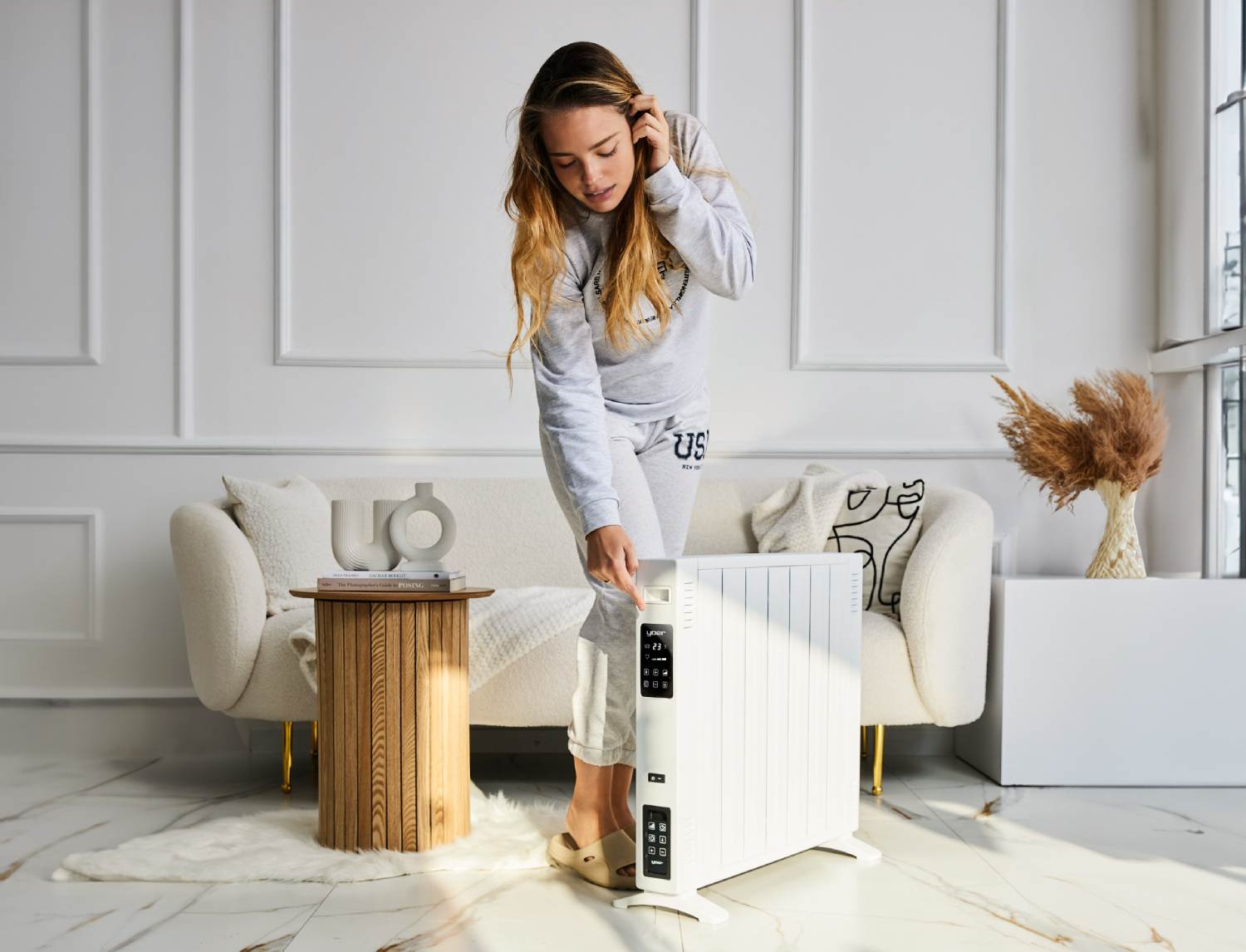 Grzejnik-elektryczny-konwektorowy-czarny-YOER-Glosso-funkcja-wifi-aranżacja-elegancja