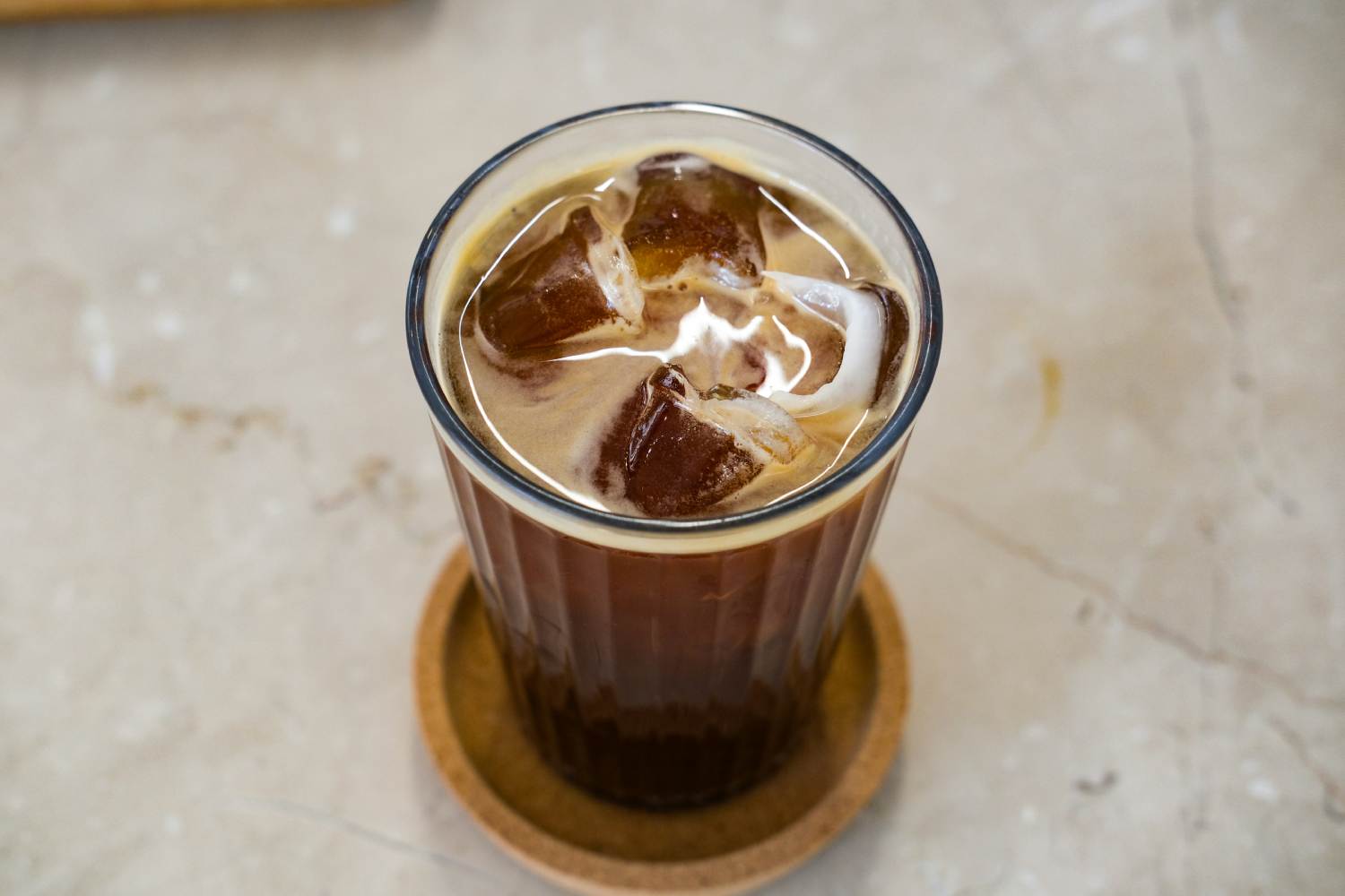 kawa-czarna-z-mlekiem-kawa-zimna-espresso-na-zimno-kawa-z-lodem-w-szklance