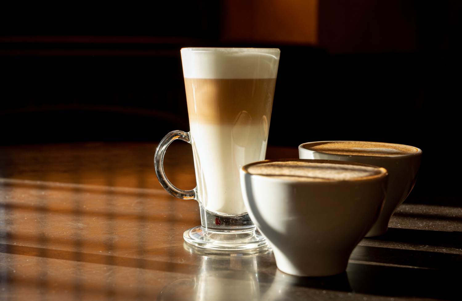 caffe-latte-flat-white-kawa-z-ekspresu-kawa-biała-kawa-z-mlekiem-kawiarnia-ciasta