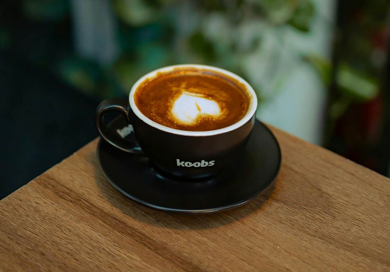 kawa-w-białej-filiżance-mała-kawa-kawa-z-mlekiem-caffe-macchiato