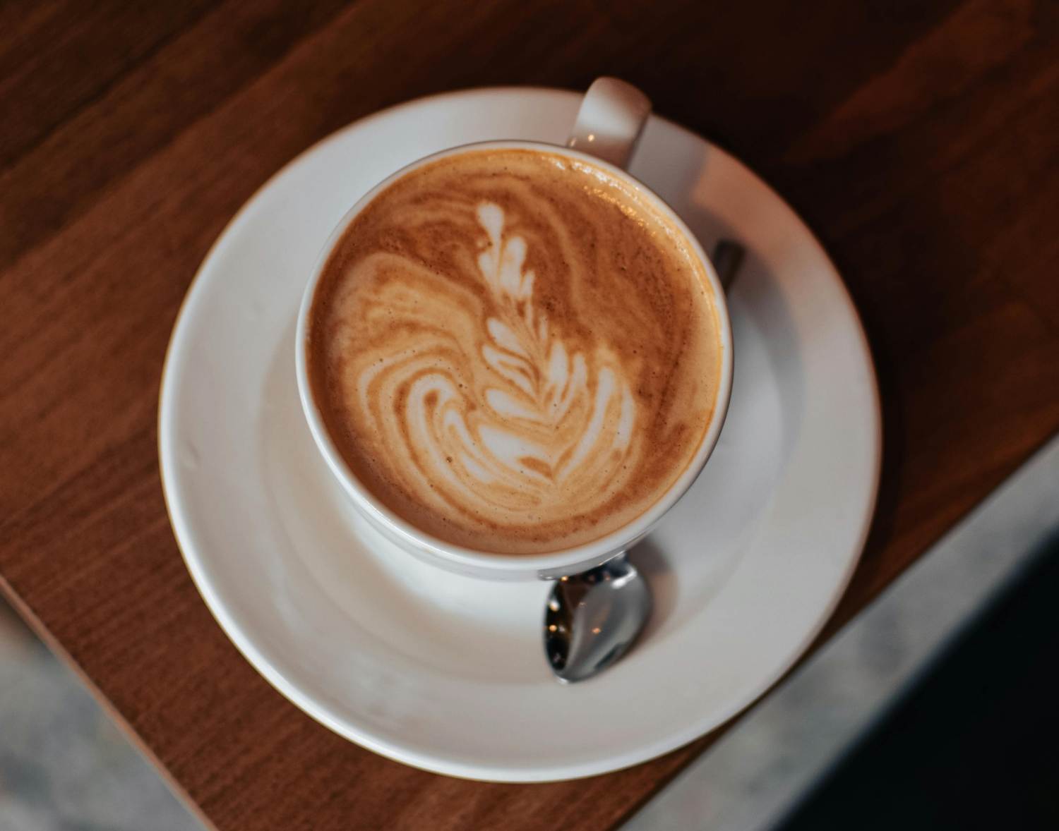 kawa-caffe-latte-macchiato-kawa-z-mlekiem-artystyczna-kawa-kawa-z-kawiarni-kawa-trzywarstwowa-trzy-warstwy