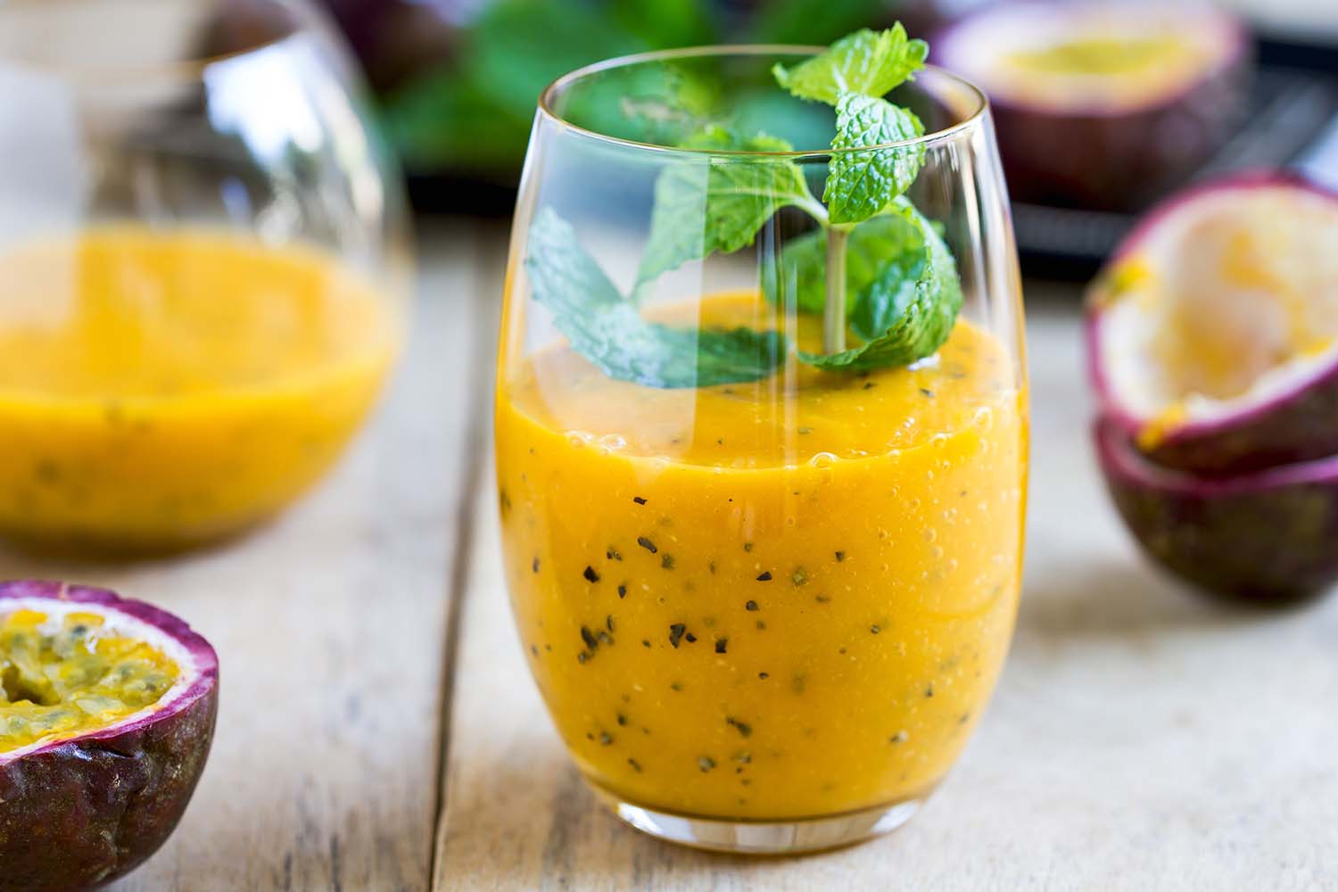 blender-ręczny-smoothie-owocowe-ż&oacute;łte-smoothie-mango-pomarańcz-marakuja-banan