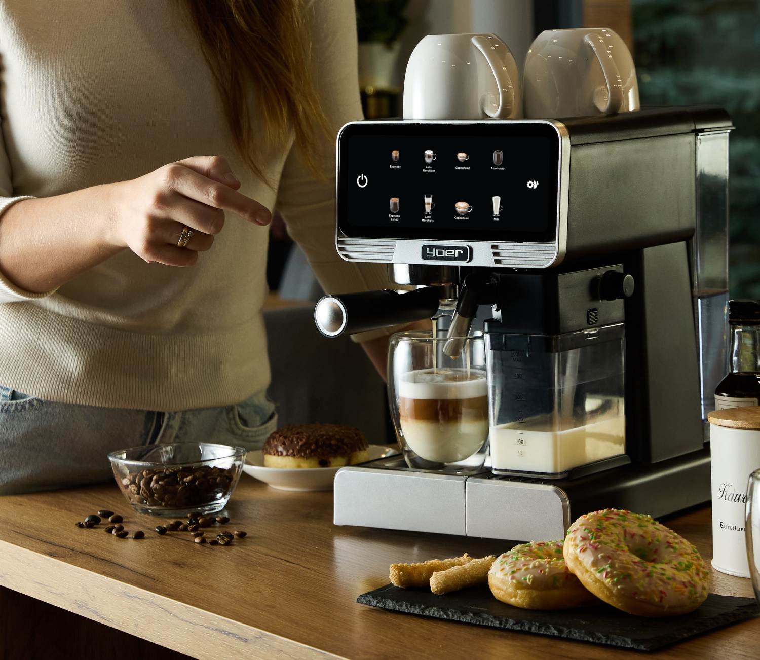 kawa-ziarnista-ziarna-kawy-w-białym-naczyniu-jak-długo-działa-kawa-kofeina