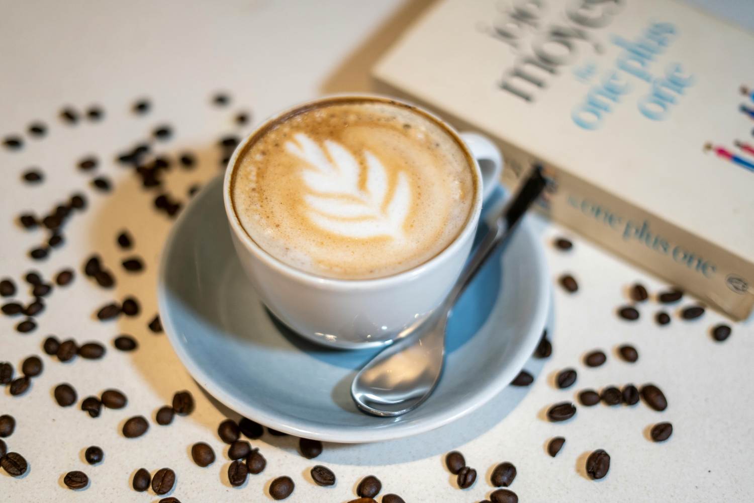 brązowy-kubek-z-kawą-pobudzenie-działanie-kawy-jak-długo-działa-kawa-kofeina