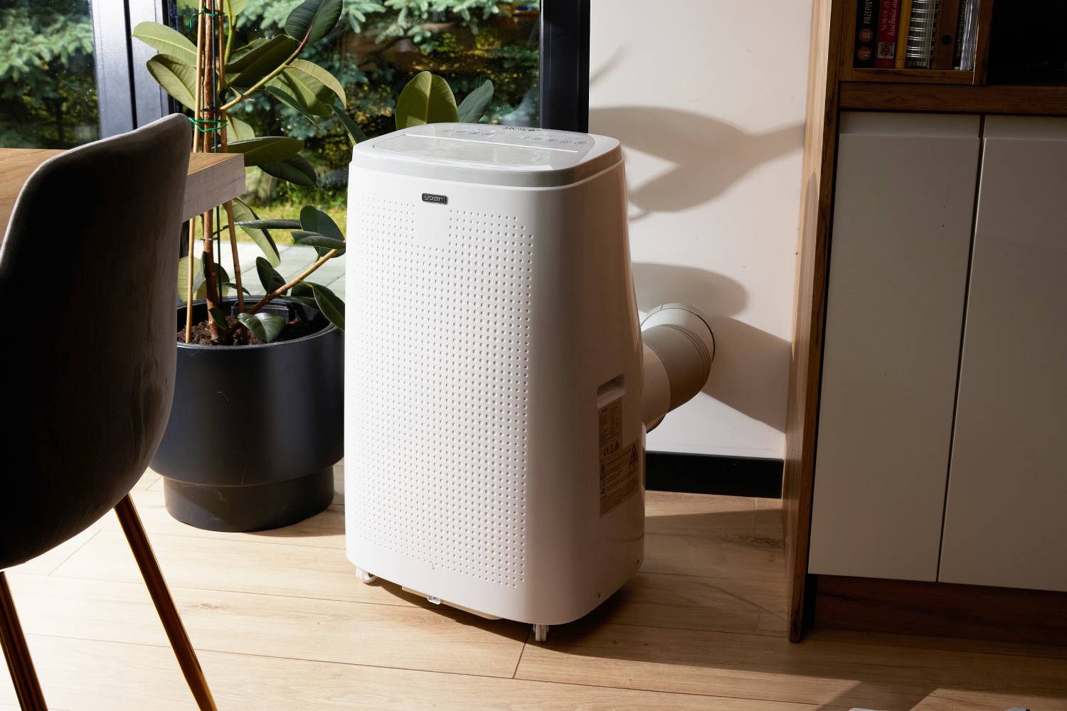 instalacja klimatyzatora przenośnego w ścianie