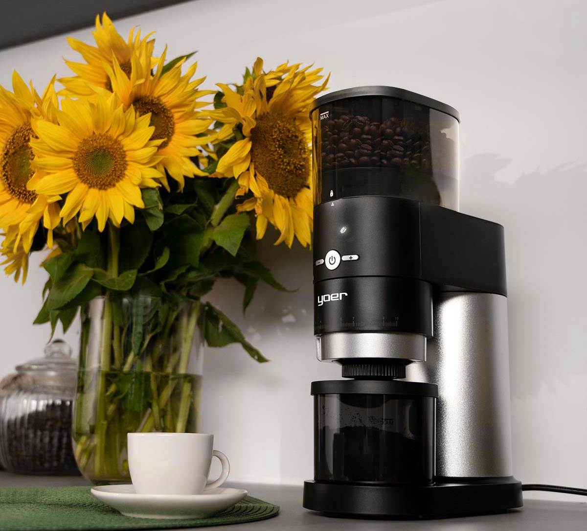 młynek-do-kawy-kawa-ziarnista-kawa-w-ziarnach-mielenie-kawy-świeżo-zmielona-kawa