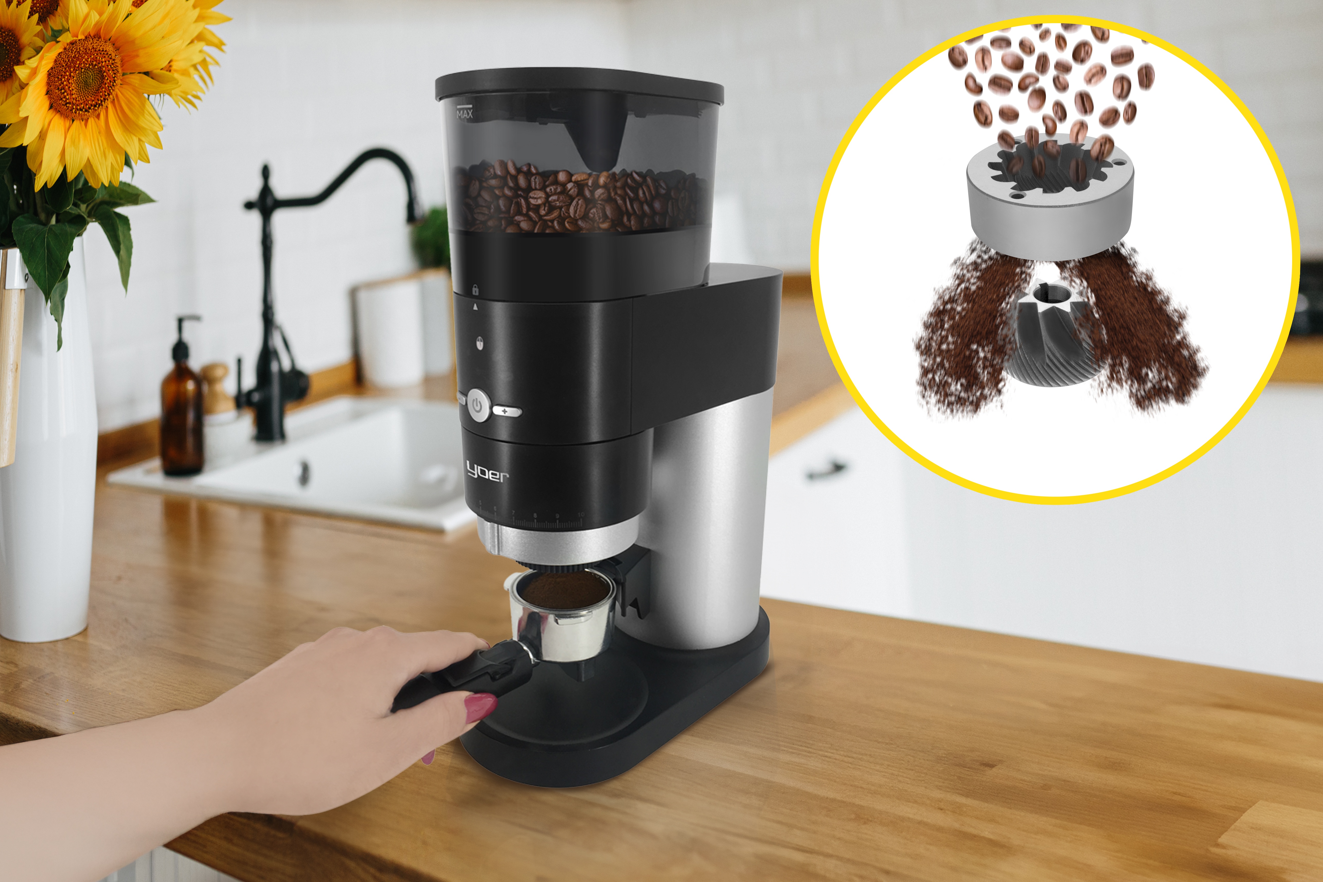 kolba-świeżo-zmielona-kawa-mielenie-kawy-dłoń-trzyma-kolbę-z-kawą