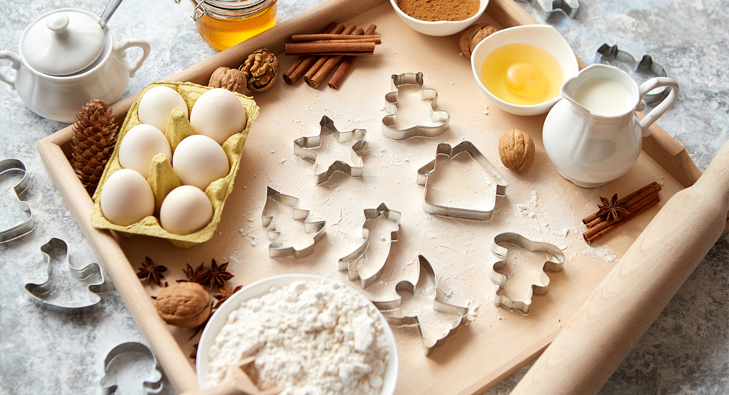 składniki-na-pierniki-świąteczne-jajka-mleko-żółtko-kakao-miód-foremki-świąteczne-mąka-proces-przygotowywania-pierników
