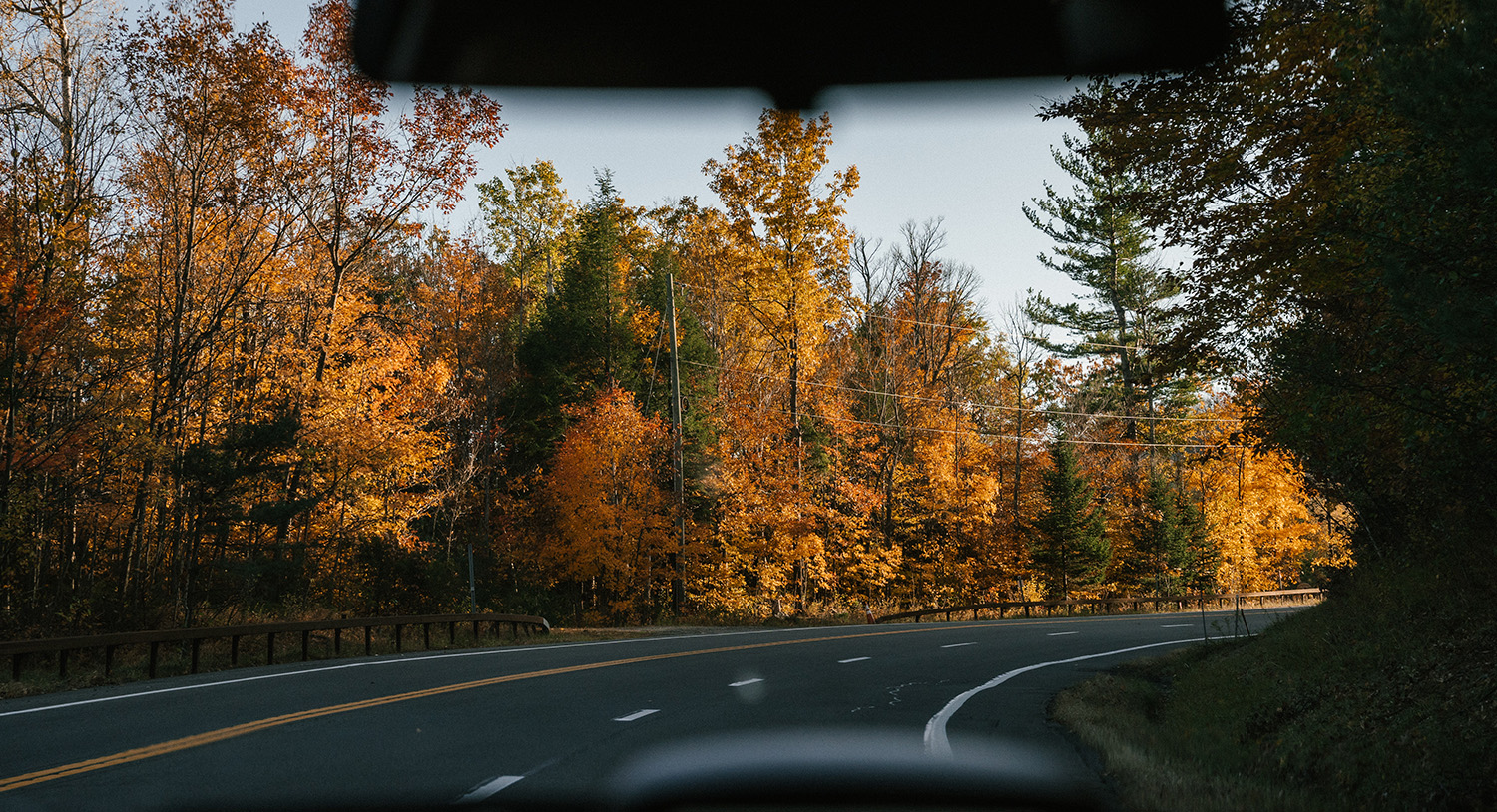 samochód-widok-podróż-jesień-zółte-czerwone-zielone-drzewa-lat-droga-jezdnia