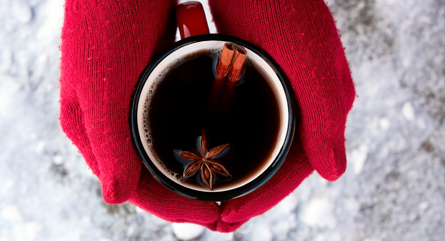 czerwona-herbata-czerwone-rękawiczki-herbata-owocowa-zima-mróz-dobre-samopoczucie