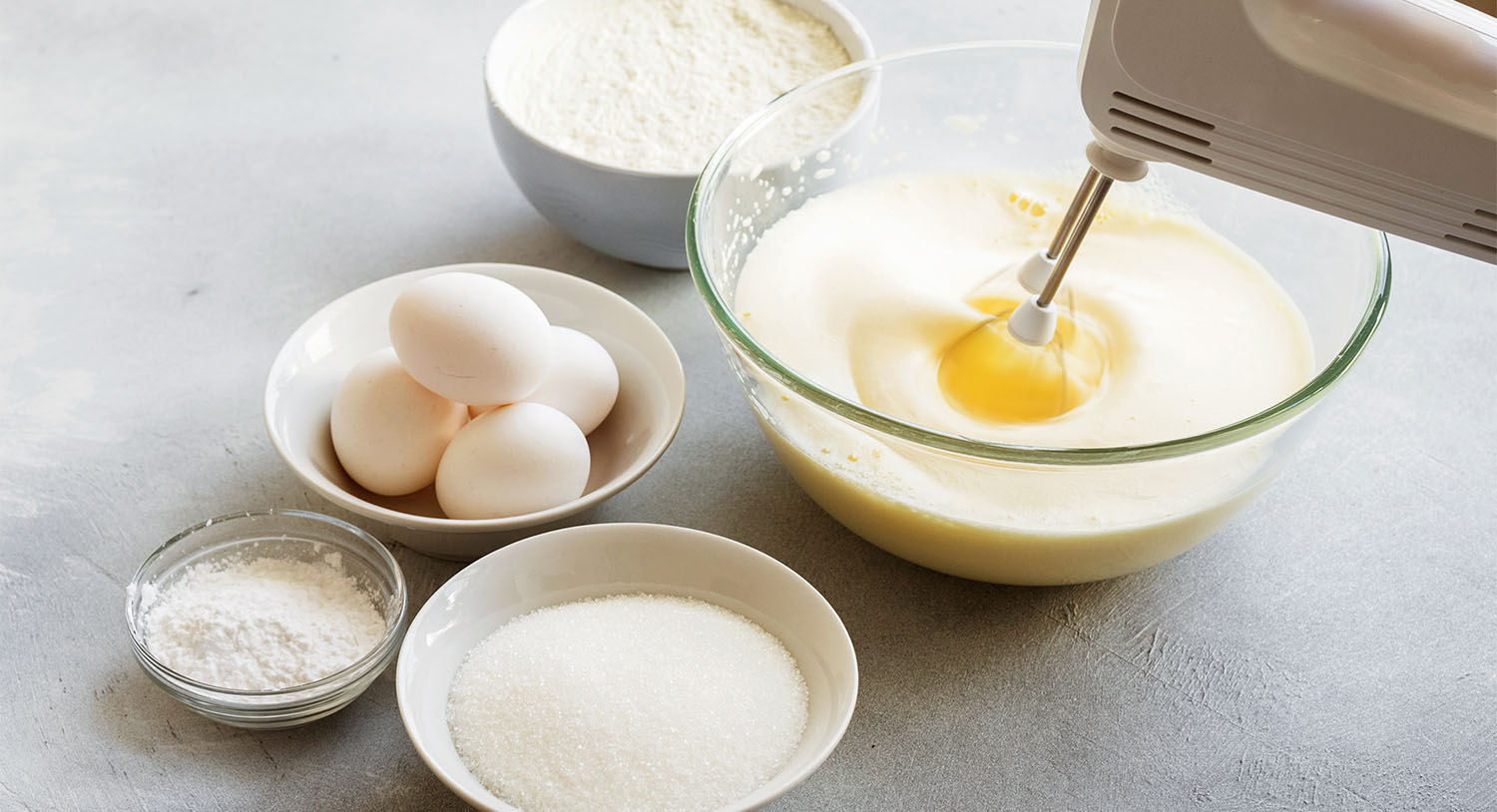 miska-z-cukrem-miska-z-mąką-miska-z-jajkami-miksowanie-jajek-robot-kuchenny-ręczny-mikser-ręczny-ubijanie-jajek-ubijanie-śmietany