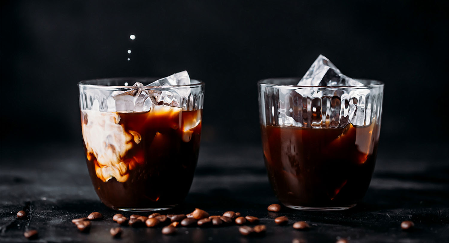 kawa-czarna-z-mlekiem-kawa-zimna-espresso-na-zimno-kawa-z-lodem-w-szklance