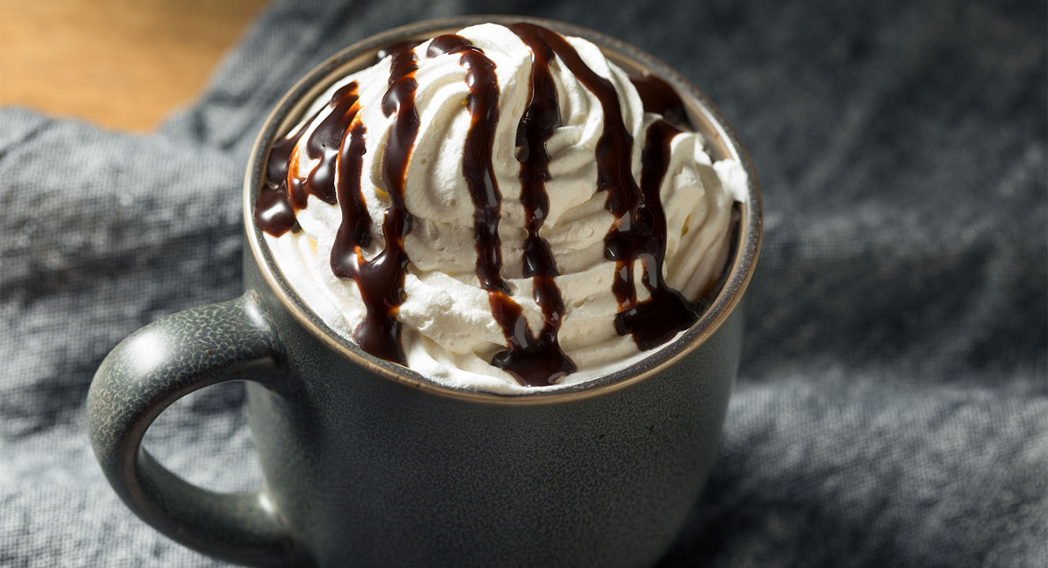 caffe-mocha-kawa-z-bitą-śmietaną-kubek-kawy-słodkiej-z-syropem-czekoladowym