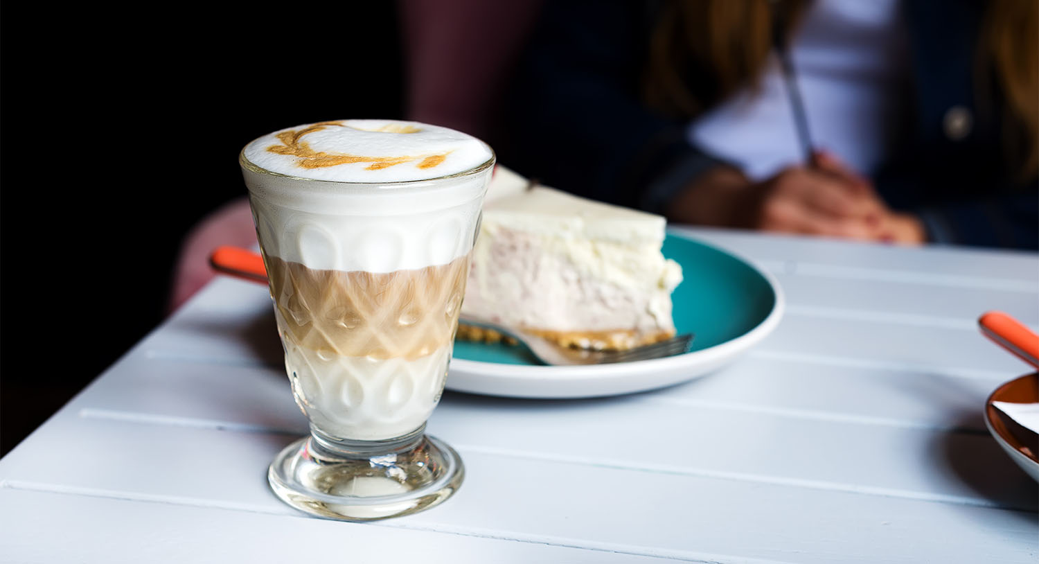kawa-caffe-latte-macchiato-kawa-z-mlekiem-artystyczna-kawa-kawa-z-kawiarni-kawa-trzywarstwowa-trzy-warstwy