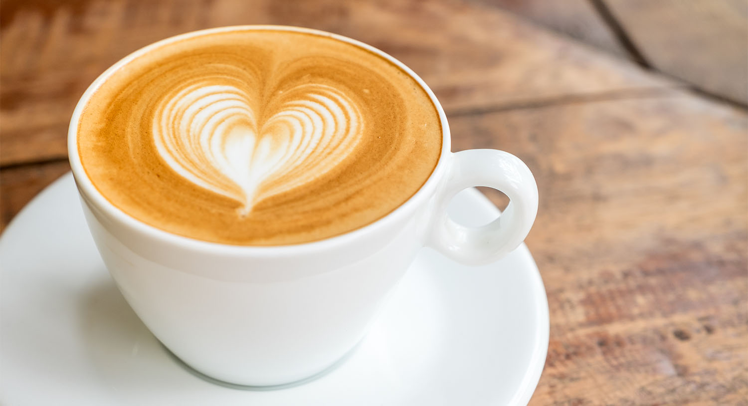 gorąca-kawa-w-białej-filiżance-cappuccino-wzorek-na-kawie-serduszko-kawa-z-kawiarni