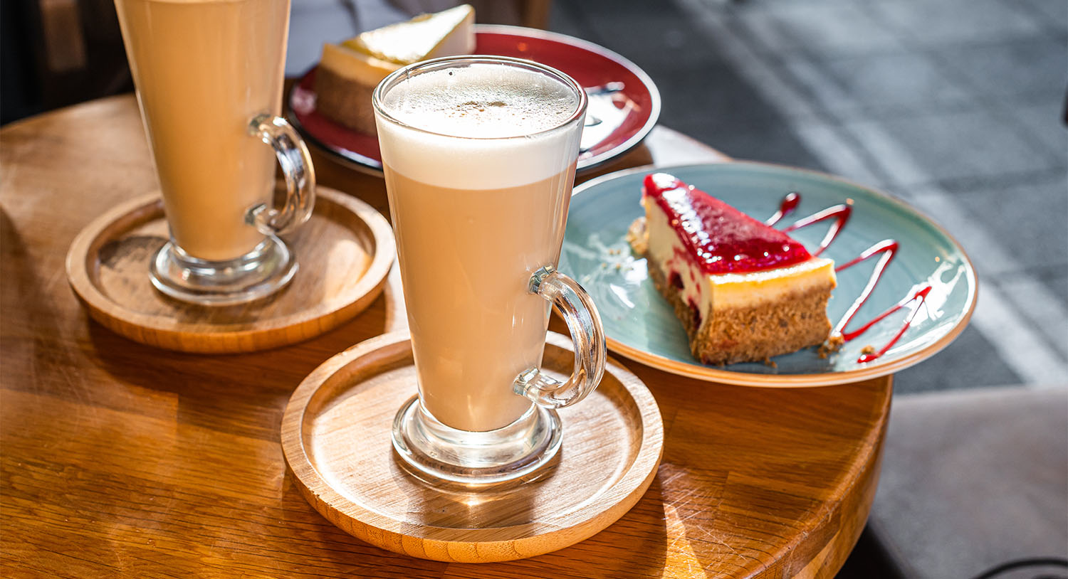 caffe-latte-flat-white-kawa-z-ekspresu-kawa-biała-kawa-z-mlekiem-kawiarnia-ciasta