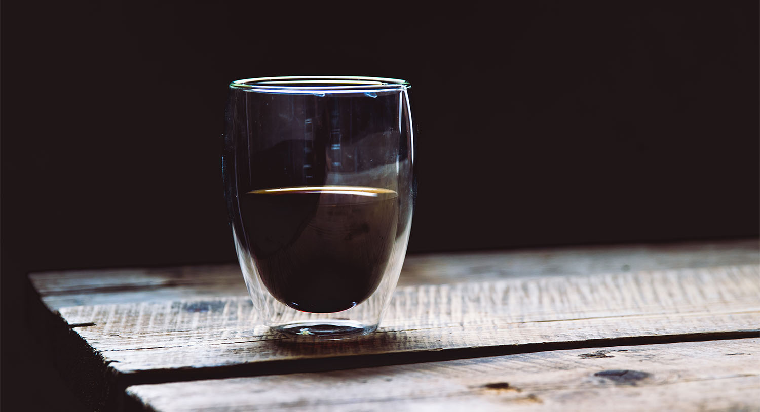 kawa-czarna-espresso-doppio-podwójne-espresso-drewniany-stół-mocna-kawa