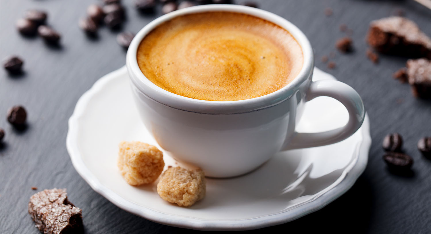 biała-filiżanka-kawy-ristretto-ciasteczka-gorąca-kawa-aromatyczna-kawa