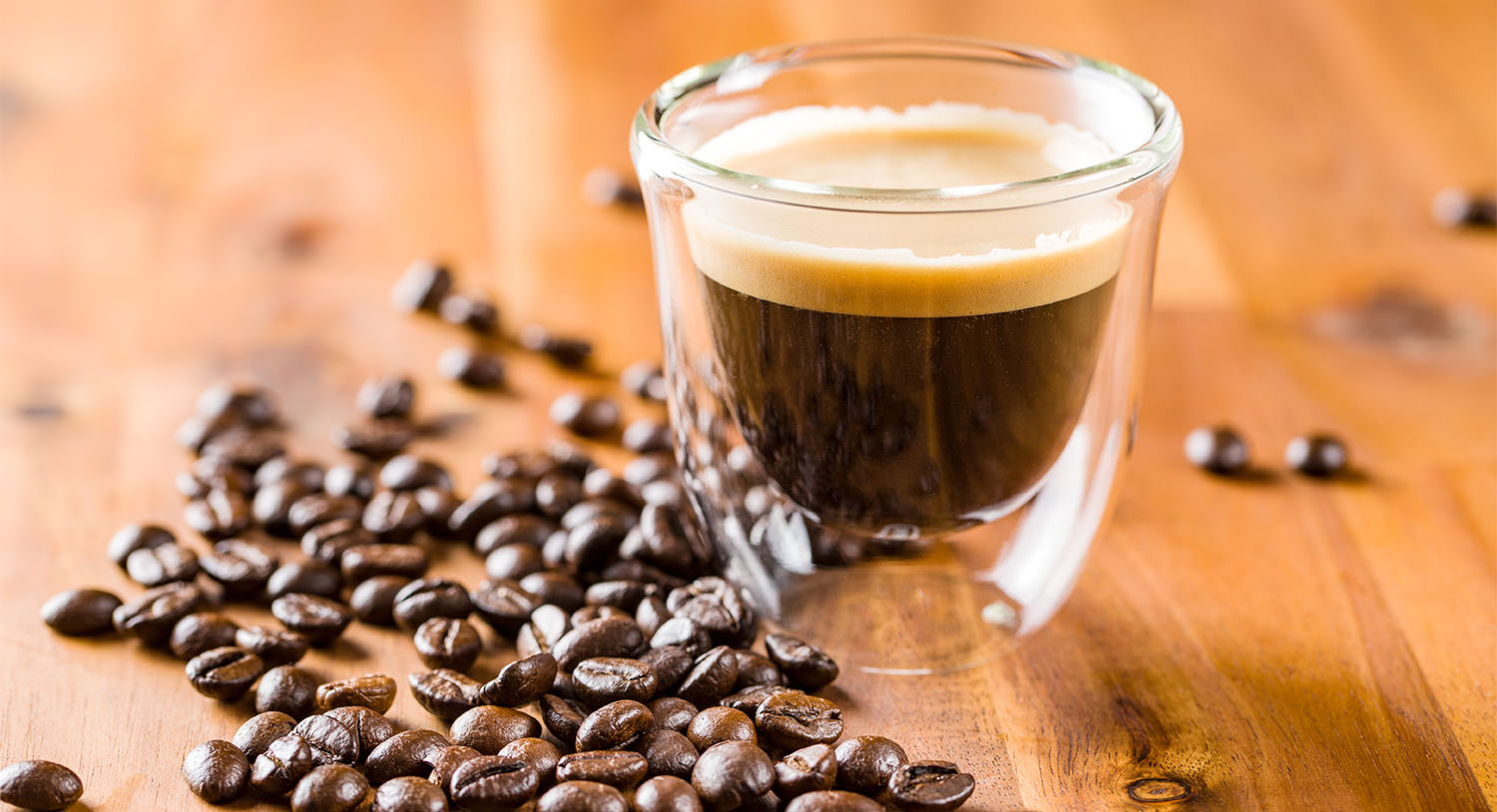 ziarna-kawy-filiżanka-kawy-espresso-mocna-kawa-czarna-kawa-pianka-crema