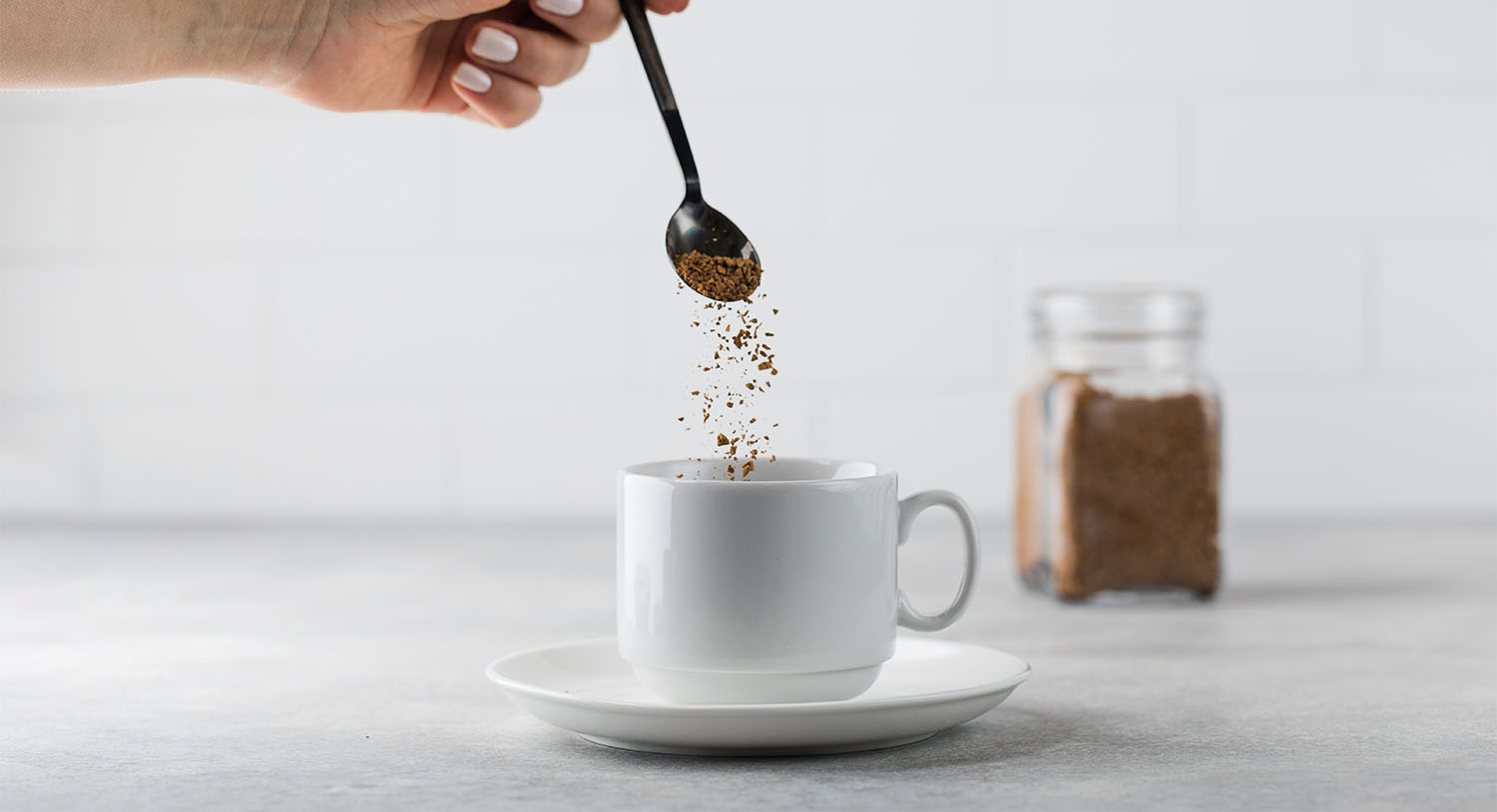 biała-filiżanka-kawy-kawa-rozpuszczalna-przygotowywanie-gorącego-napoju-poranna-kawa