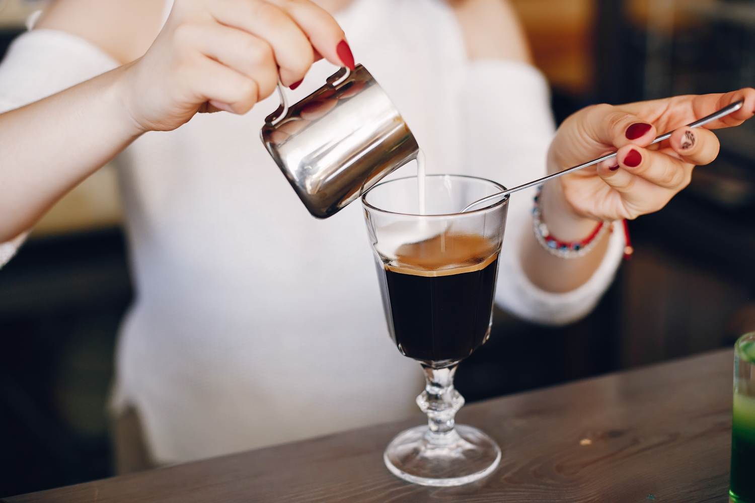 filiżanka-biała-z-kawą-czarną-caffe-corretto-kawa-z-alkoholem-kawa-procentowa