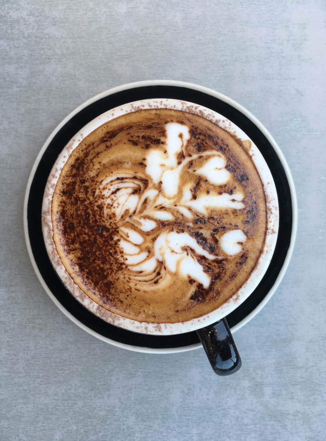 caffe-mocha-kawa-z-bitą-śmietaną-kubek-kawy-słodkiej-z-syropem-czekoladowym