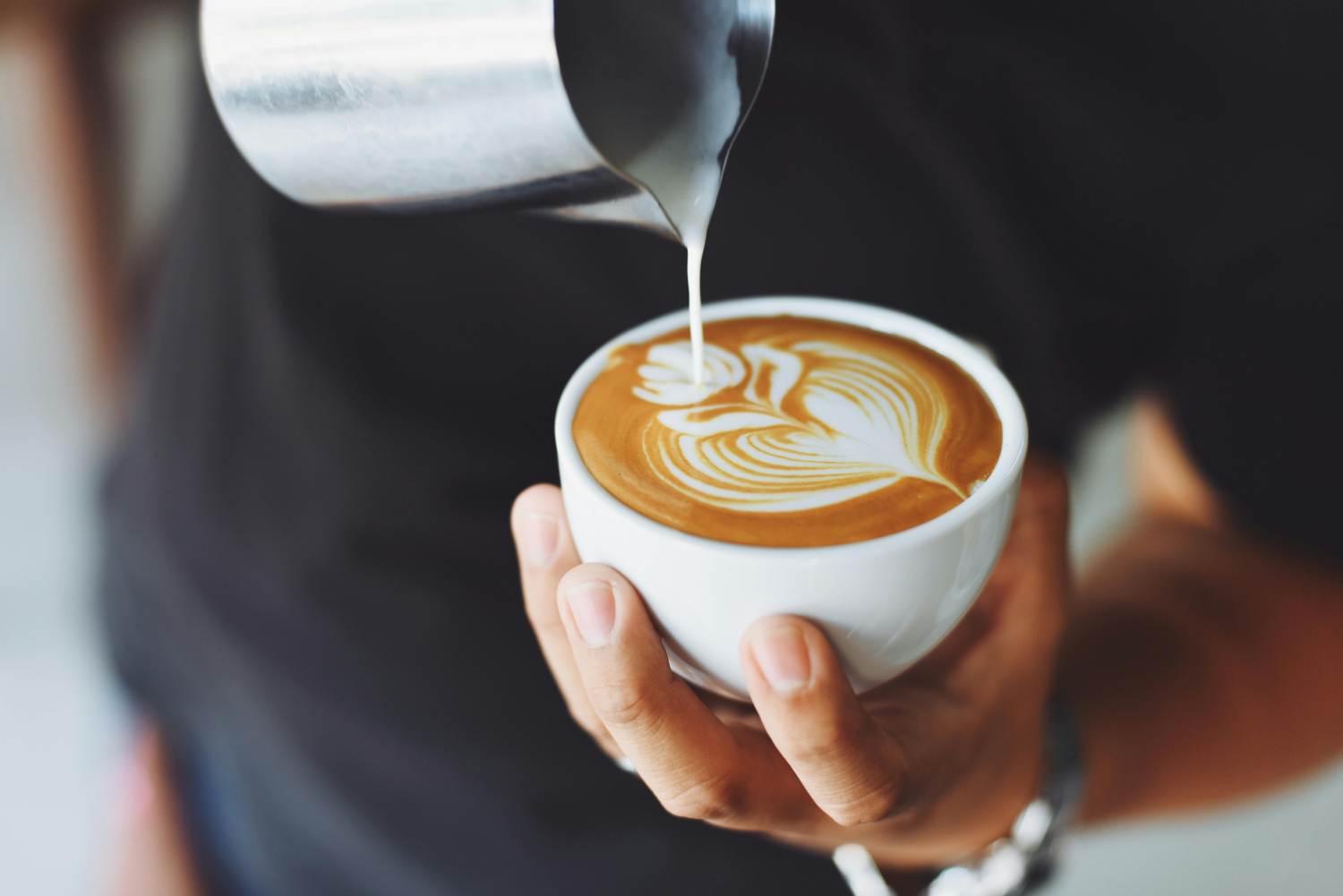 gorąca-kawa-w-białej-filiżance-cappuccino-wzorek-na-kawie-serduszko-kawa-z-kawiarni