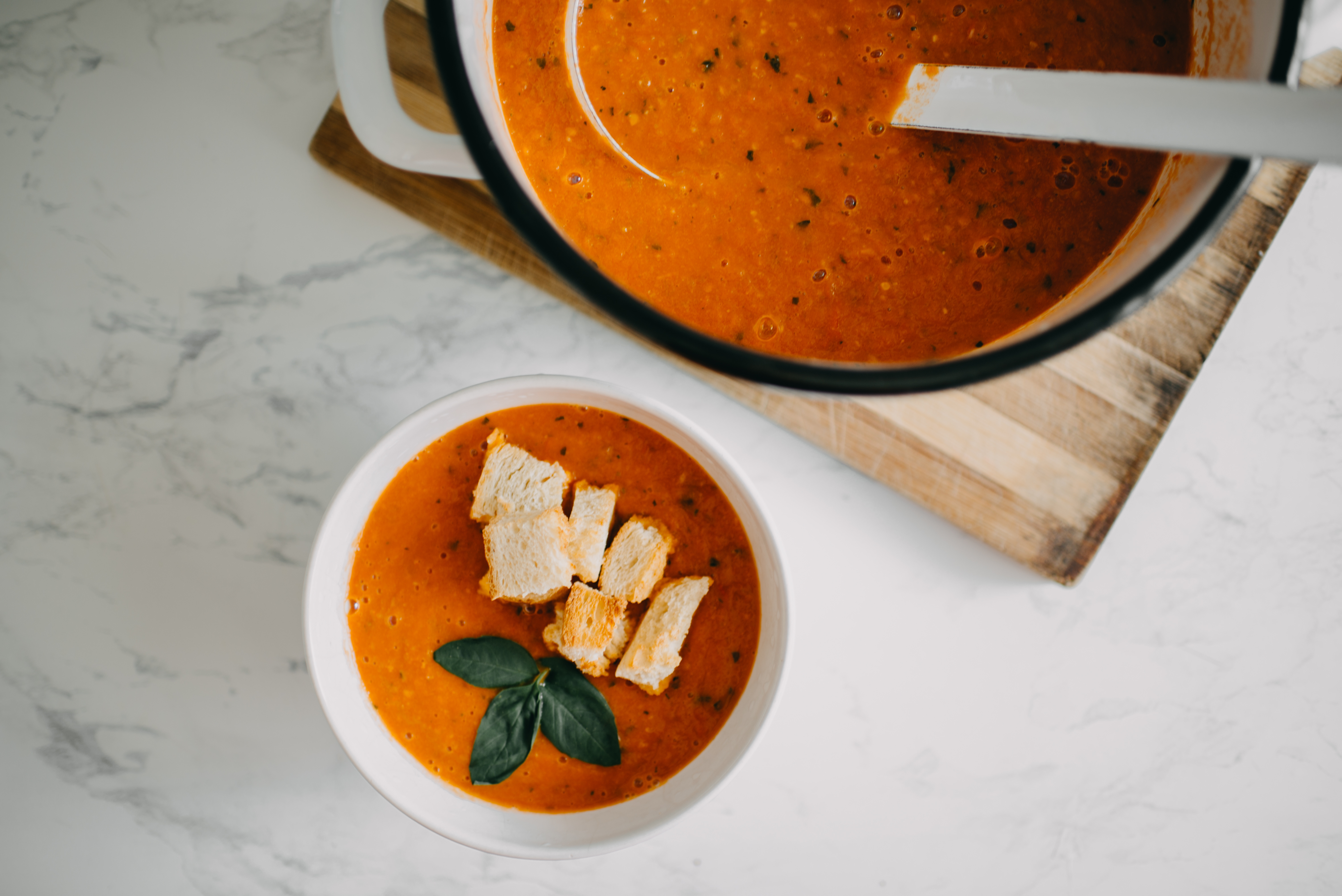 zupa-krem-pomidorowy-grzanki-bazylia