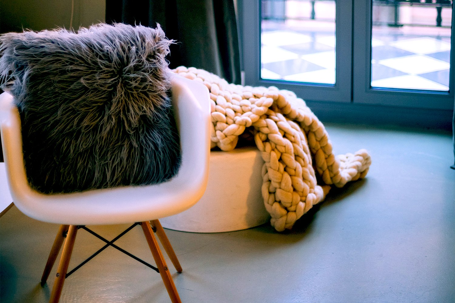 krzesło-poduszka-aranżacja-wnętrze-ustronny-pokój