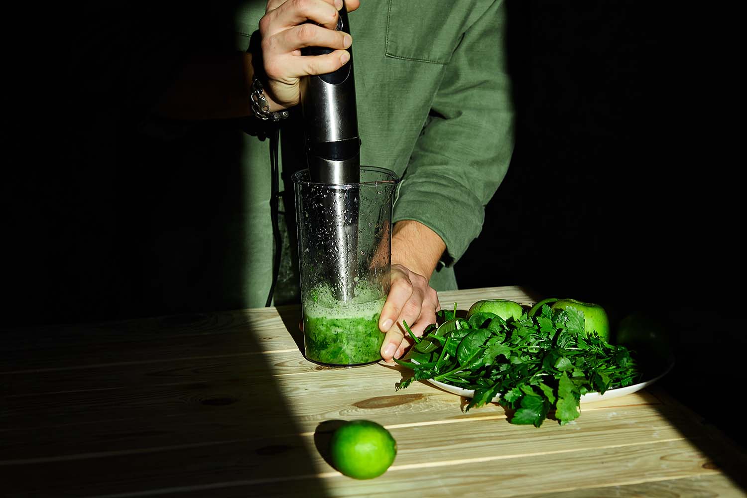 blender-ręczny-blednowanie-zielone-smoothie-limonka-szpinak-jarmuż