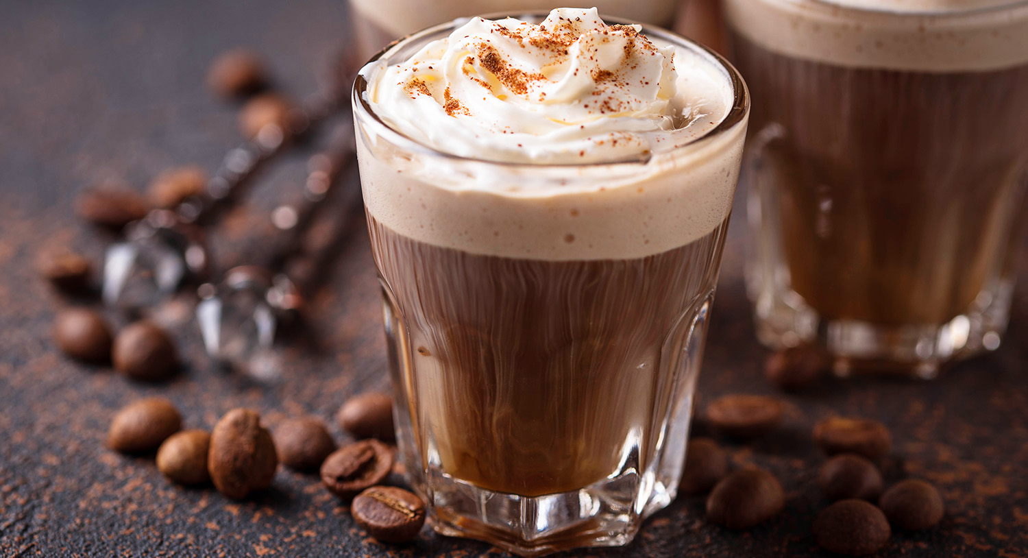 kawa-ciepła-gorąca-czekolada-kawa-z-bitą-śmietaną-i-cynamonem-gorące-kakao-z-bitą-śmietaną-i-cynamonem-ziarna-kawy-cynamon-blog