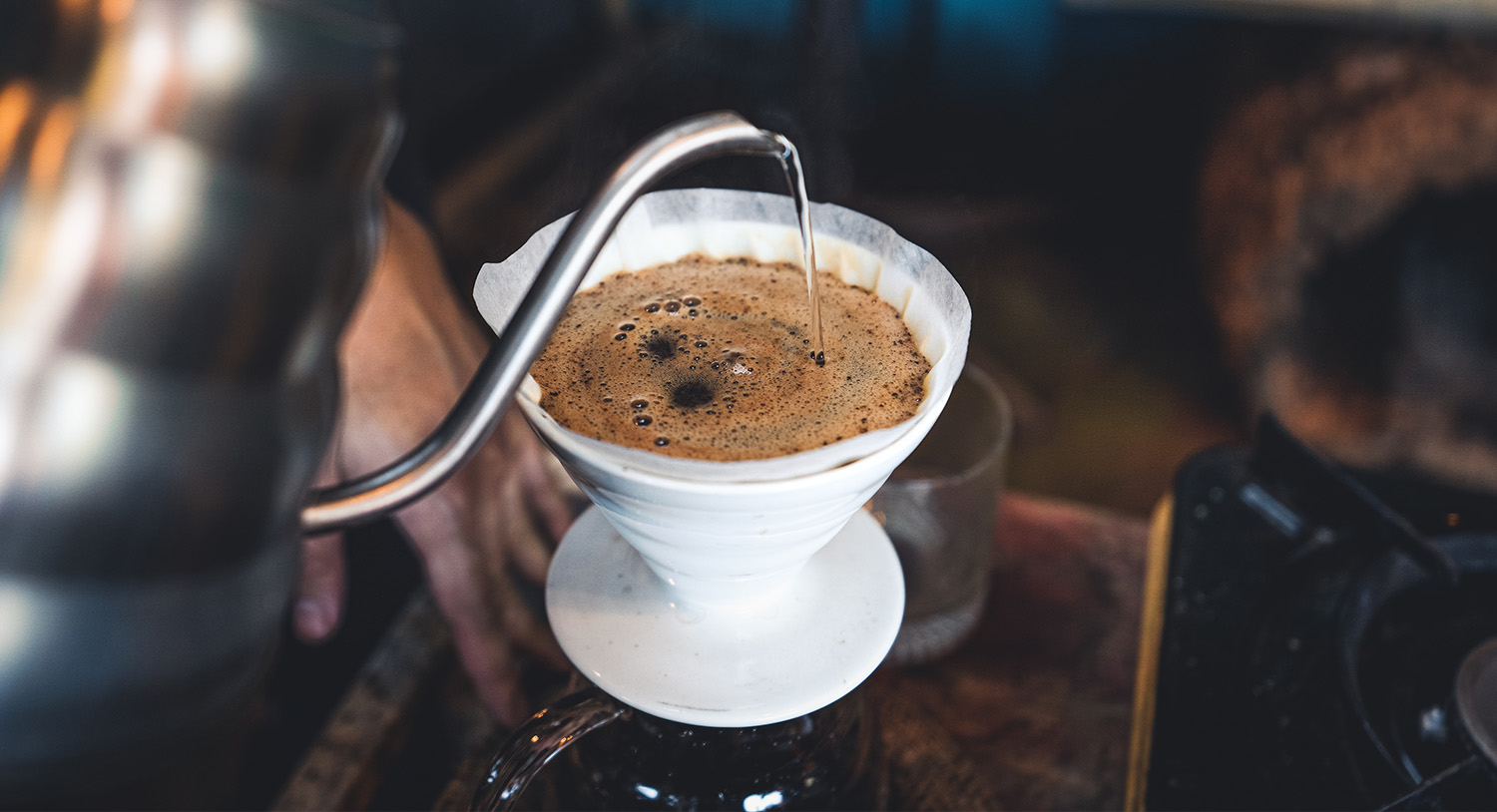 parzenie-kawy-zaparzanie-kawy-pour-over-coffee-kawa-filtrowana-kawa-z-filtrem-jednorazowym-jaki-ekspres-do-kawy-styl-włoski