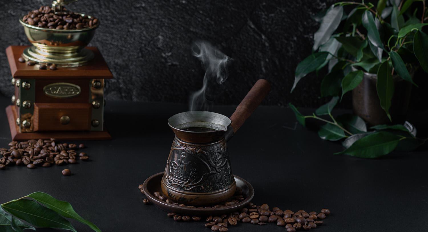 dżezwa-ibrik-kawa-po-turecku-warzenie-kawy-parzenie-kawy-naparzanie-kawy-mocna-kawa-młynek-do-kawy-kawa-ziarnista-ziarna-kawy
