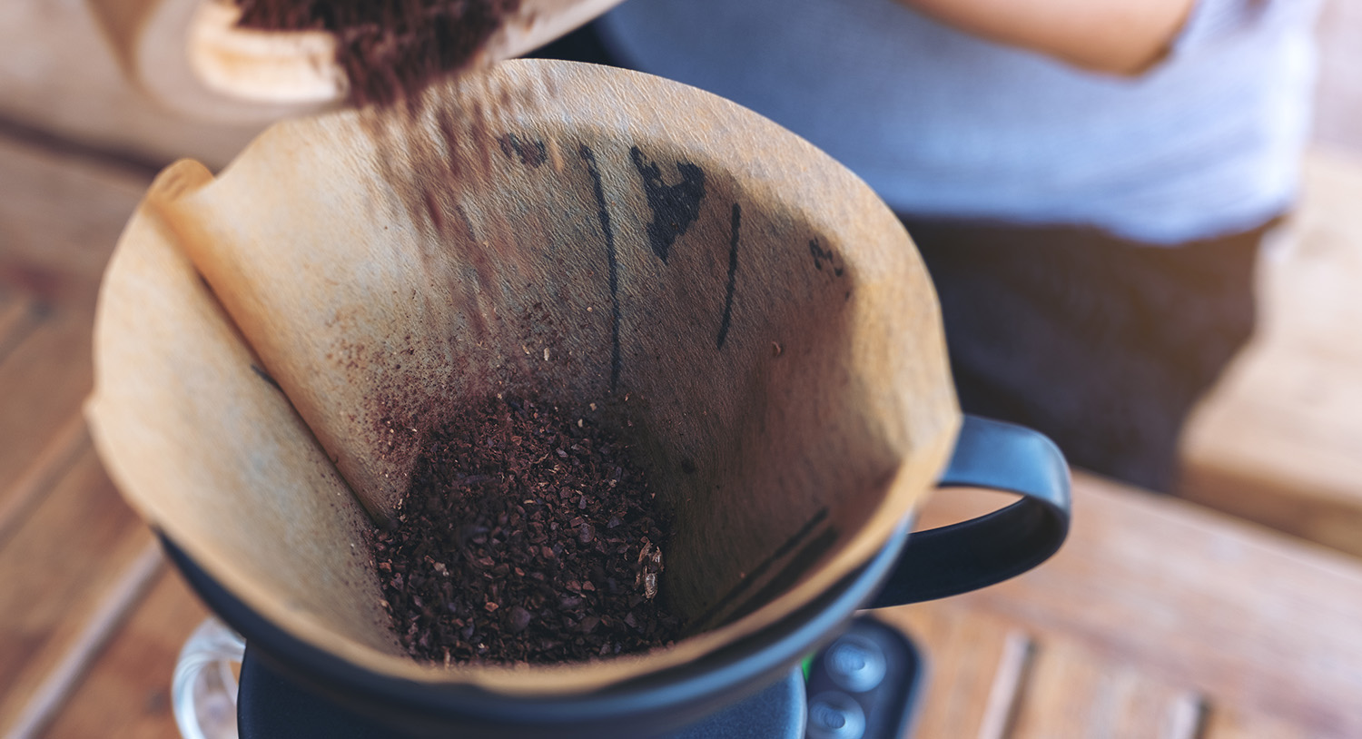 przygotowywanie-kawy-parzenie-kawy-kawa-parzona-wsypywanie-ziaren-kawy-świeżo-zmielona-kawa-metoda-parzenia-kawy