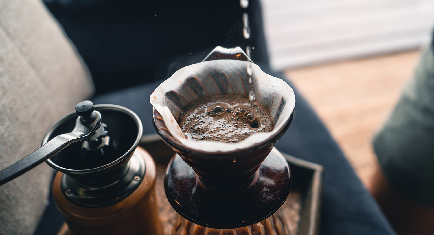 parzenie-kawy-filtr-jednorazowy-filtr-papierowy-kawa-w-dripperze-dripper-pour-over-coffee-młynek-do-kawy