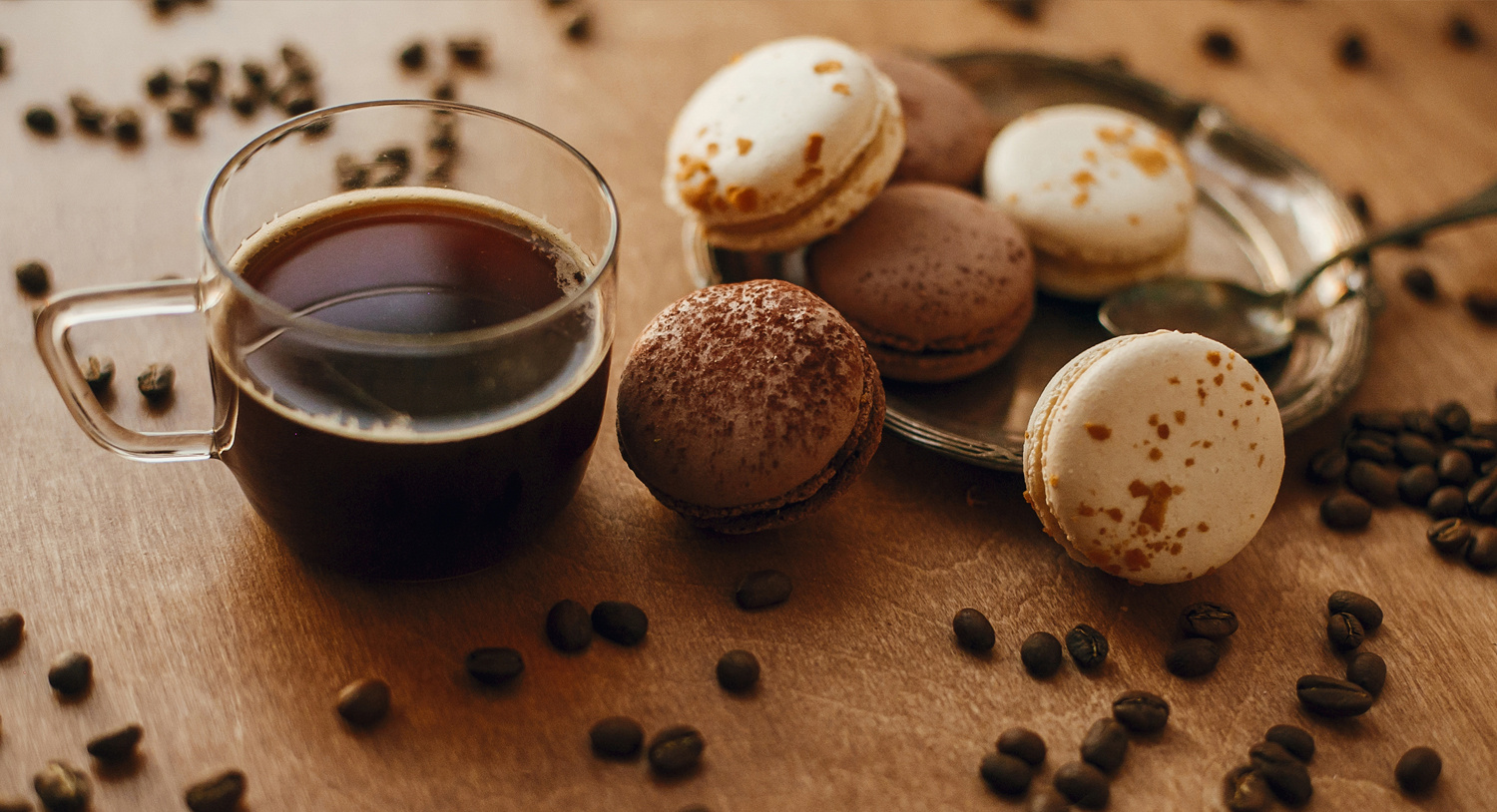 kawa-czarna-ciasteczka-biszkopty-kawa-w-filiżance-espresso