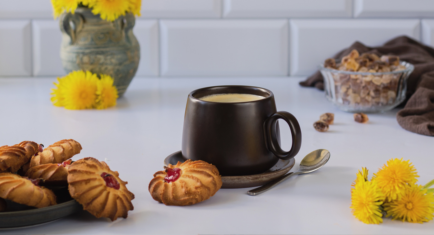 filiżanka-z-kawą-kubek-z-kawą-kawa-czarna-ciasteczka-biszkopty-kwiaty-aranżacja-blog