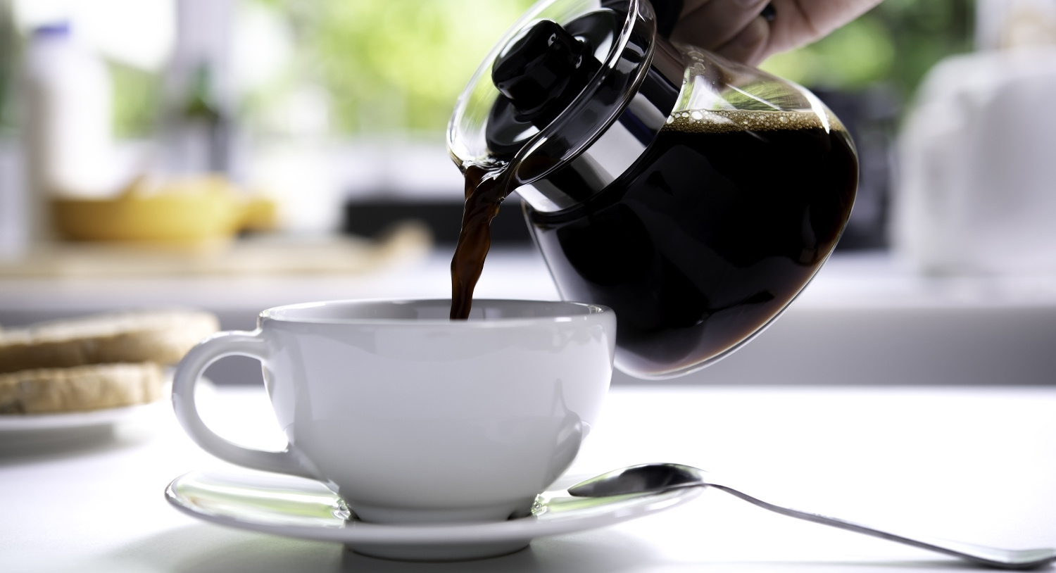 dzbanek-do-kawy-polewanie-kawy-lanie-kawy-do-filiżanki-czarna-kawa-kawa-z-ekspresu-blog