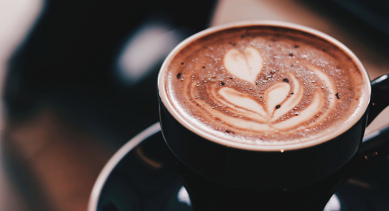 kawa-w-filiżance-pianka-spienione-mleko-cappuccino-najdroższa-kawa-świata-kopi-luwak-kawa-z-odchodów-cena-kawy-ciekawostki-informacje