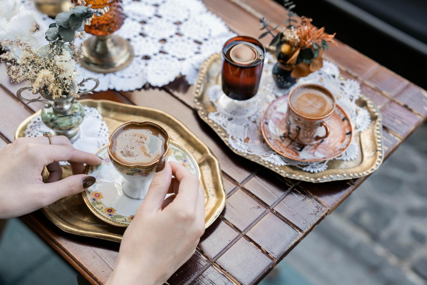 barista-tworzy-kawę-cappuccino-latte-polewa-spienione-mleko-najdroższa-kawa-świata-cena-podróże-black-ivory-coffee-kopi-luwak
