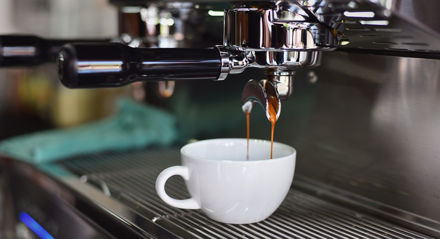 ekspres-ciśnieniowy-kolbowy-do-kawy-filiżanka-do-kawy-kawa-czarna-espresso-kolba-z-kawą