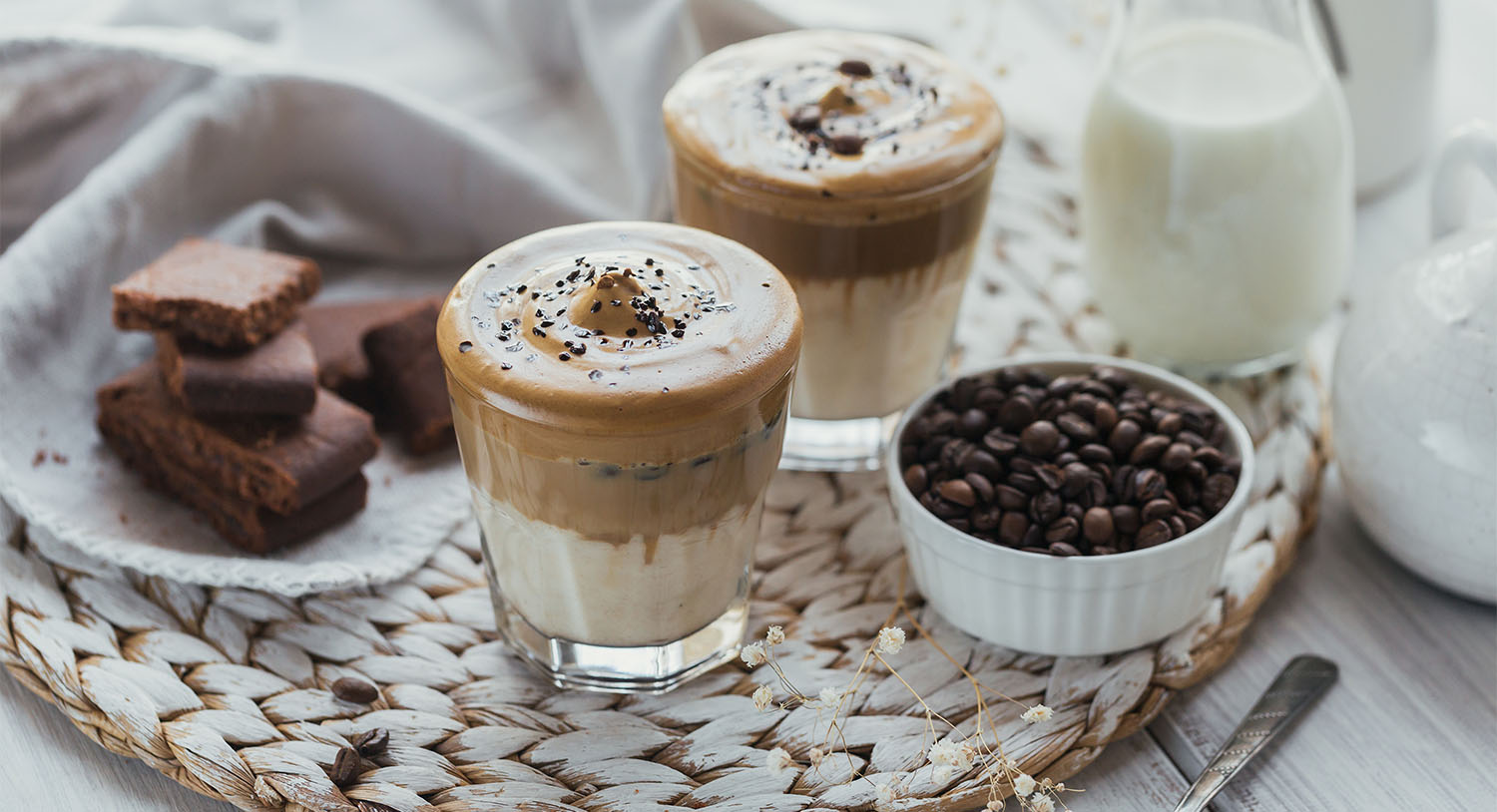 kawy-z-mlekiem-ciasteczka-cappuccino-działanie-kawy-pobudzenie-aranżacja-kofeina