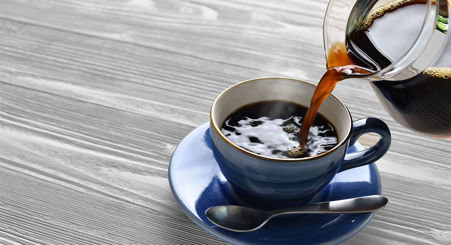 niebieska-filiżanka-kawy-wlewanie-kawy-do-kubka-czarna-kawa-aromatyczna-kawa-kofeina