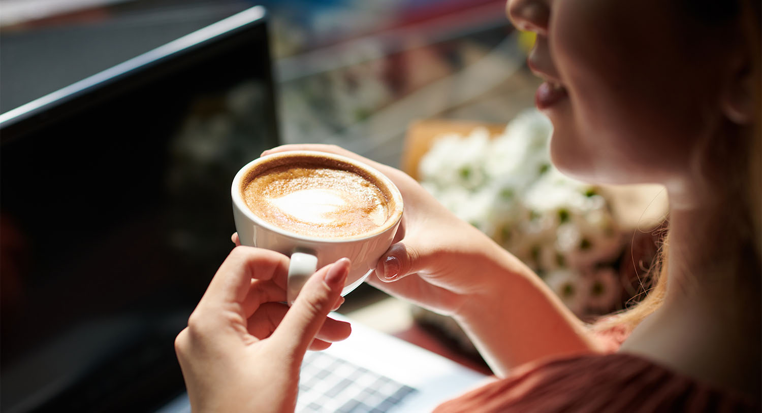 filiżanka-kawy-kobieta-pije-kawę-pracuje-na-laptopie